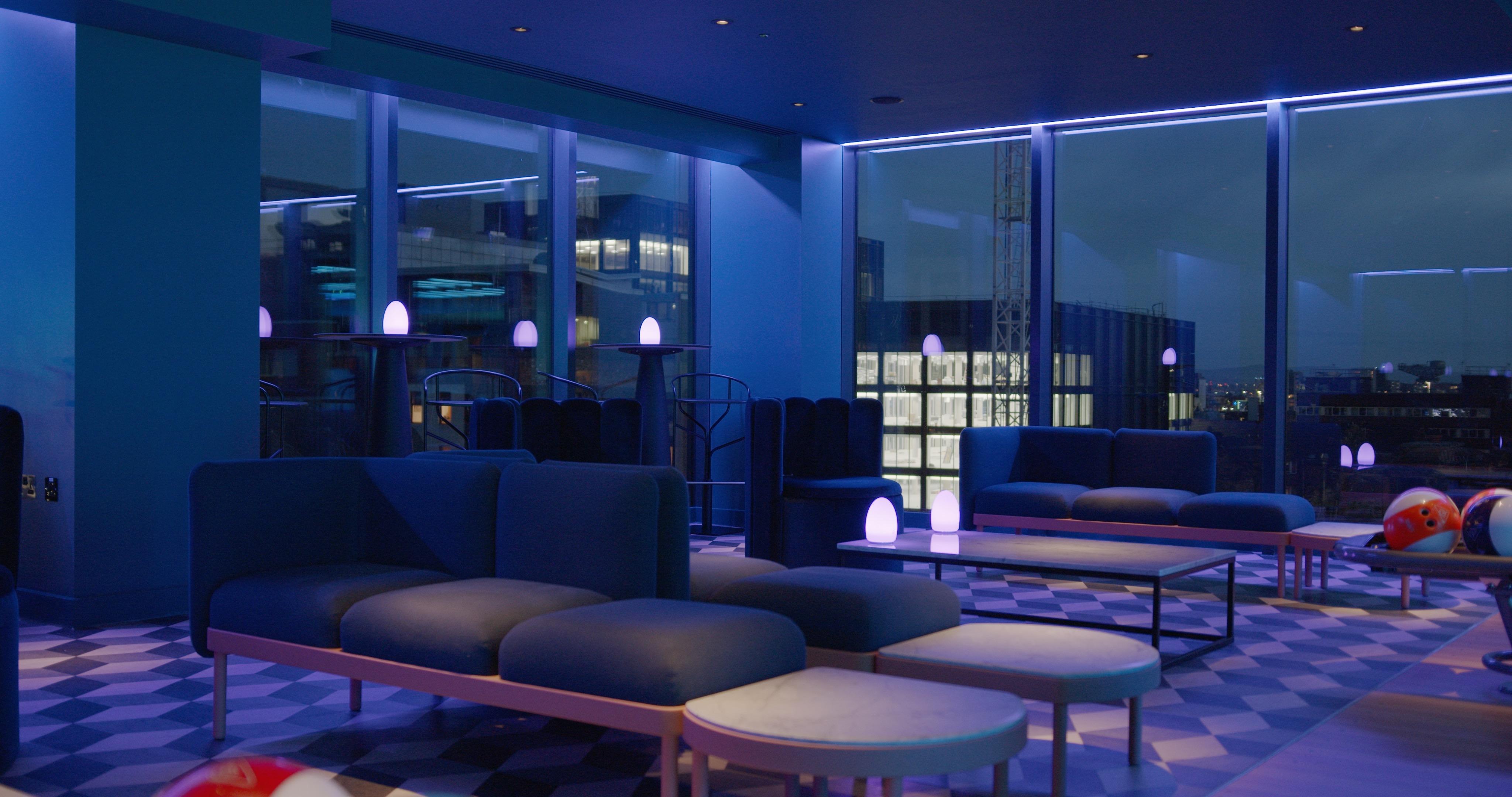 Yotel Glasgow Dış mekan fotoğraf The interior of the bar