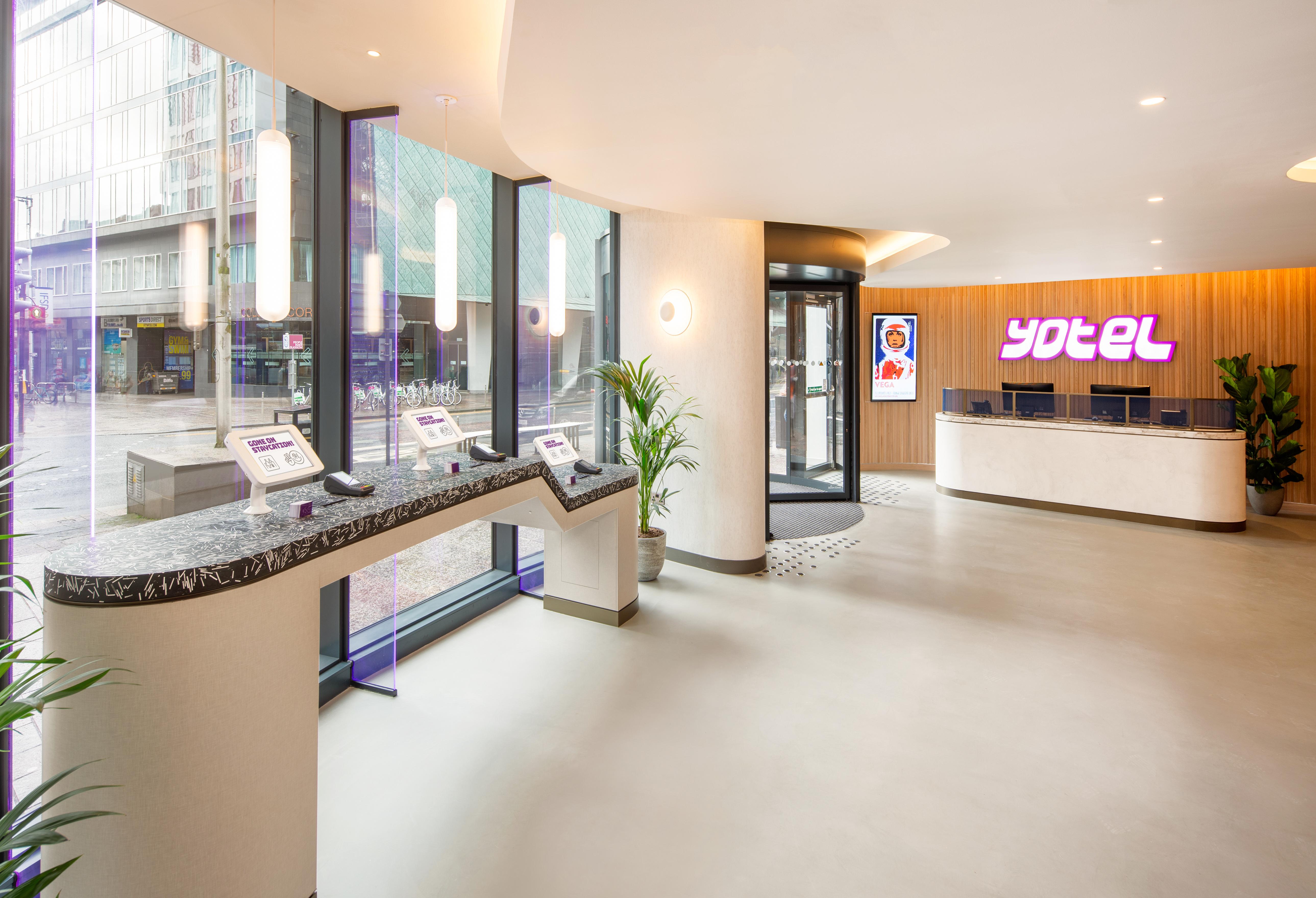 Yotel Glasgow Dış mekan fotoğraf Reception desk of a Yotel in London