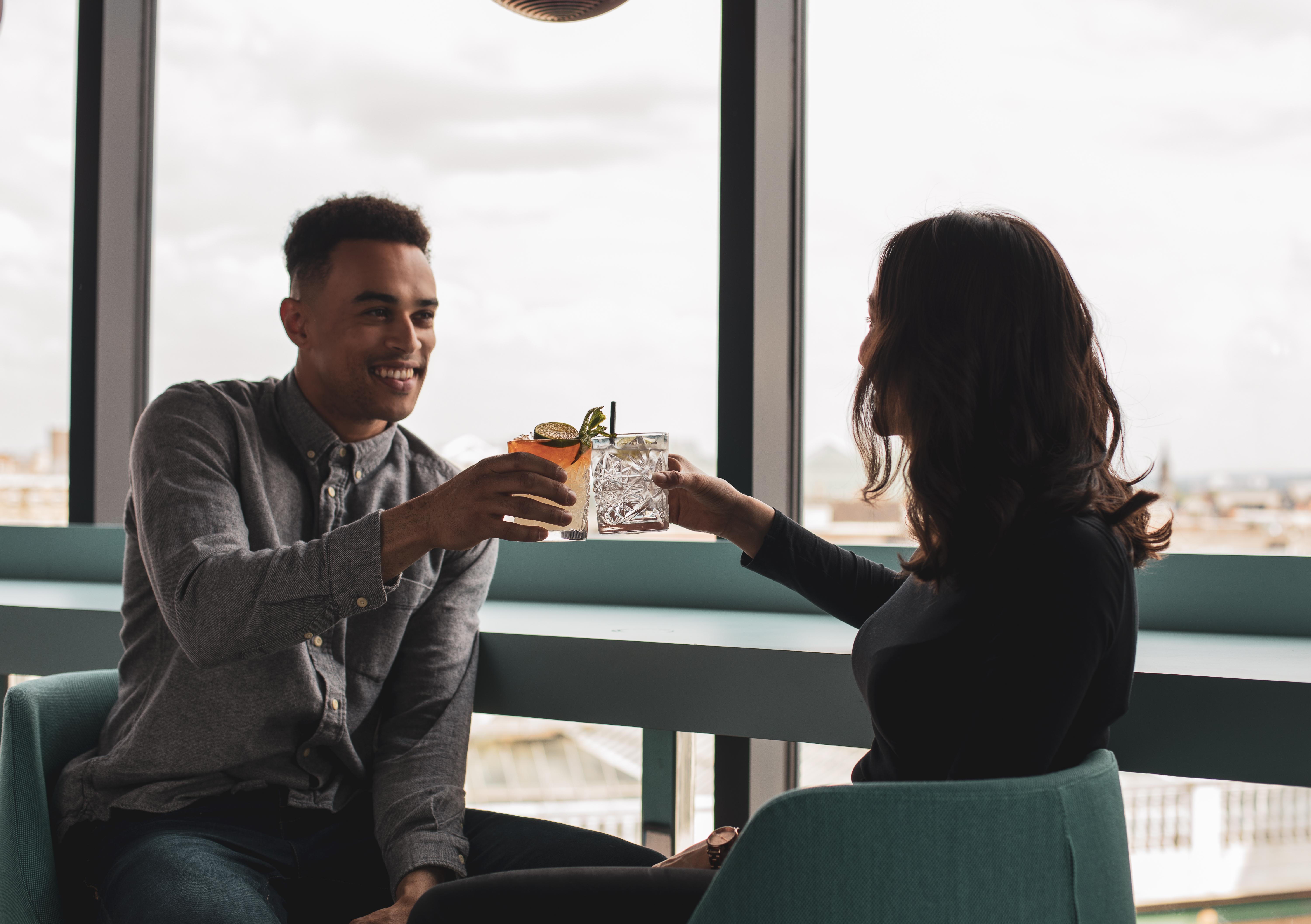 Yotel Glasgow Dış mekan fotoğraf A couple having drinks together.