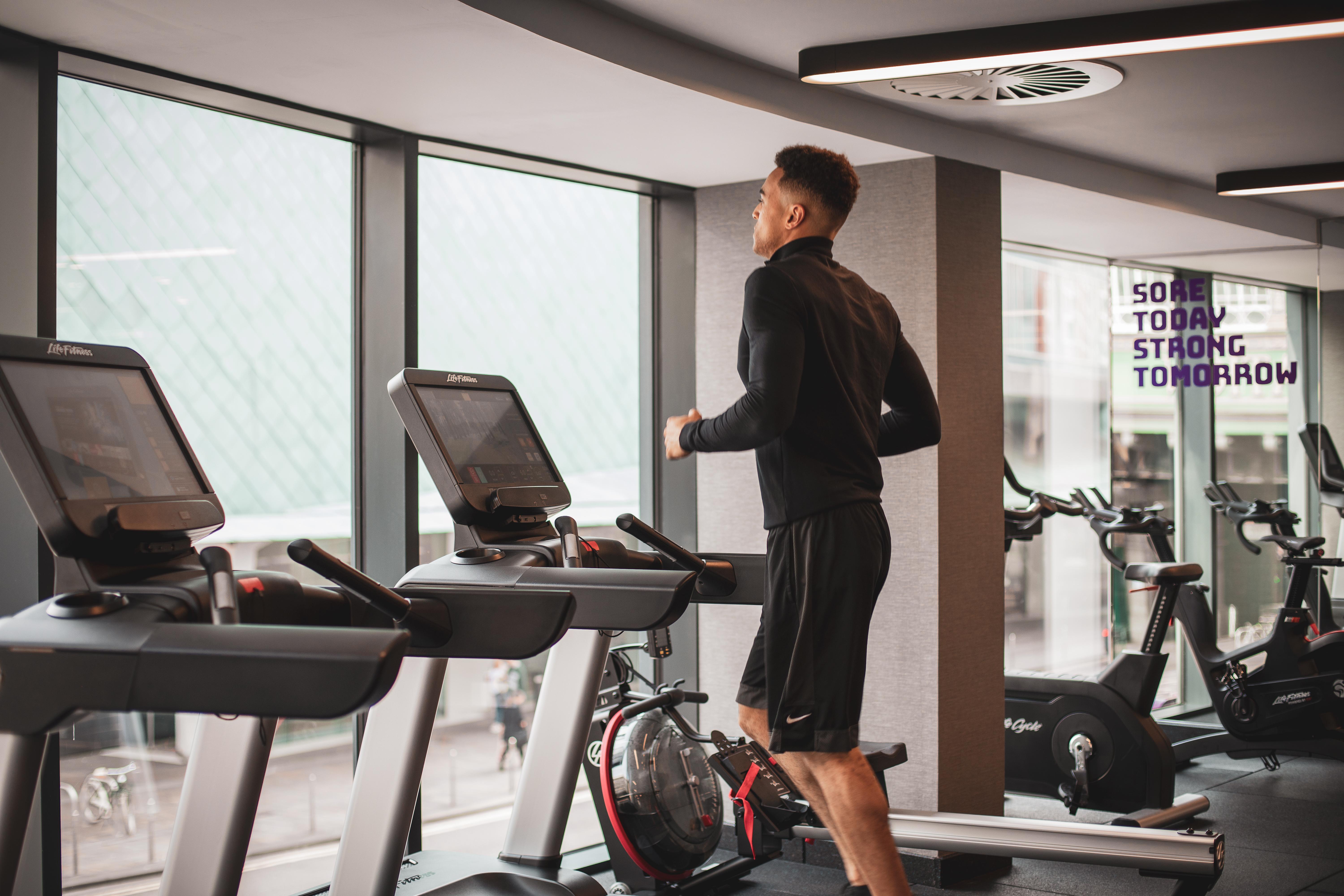 Yotel Glasgow Dış mekan fotoğraf A man running on a treadmill