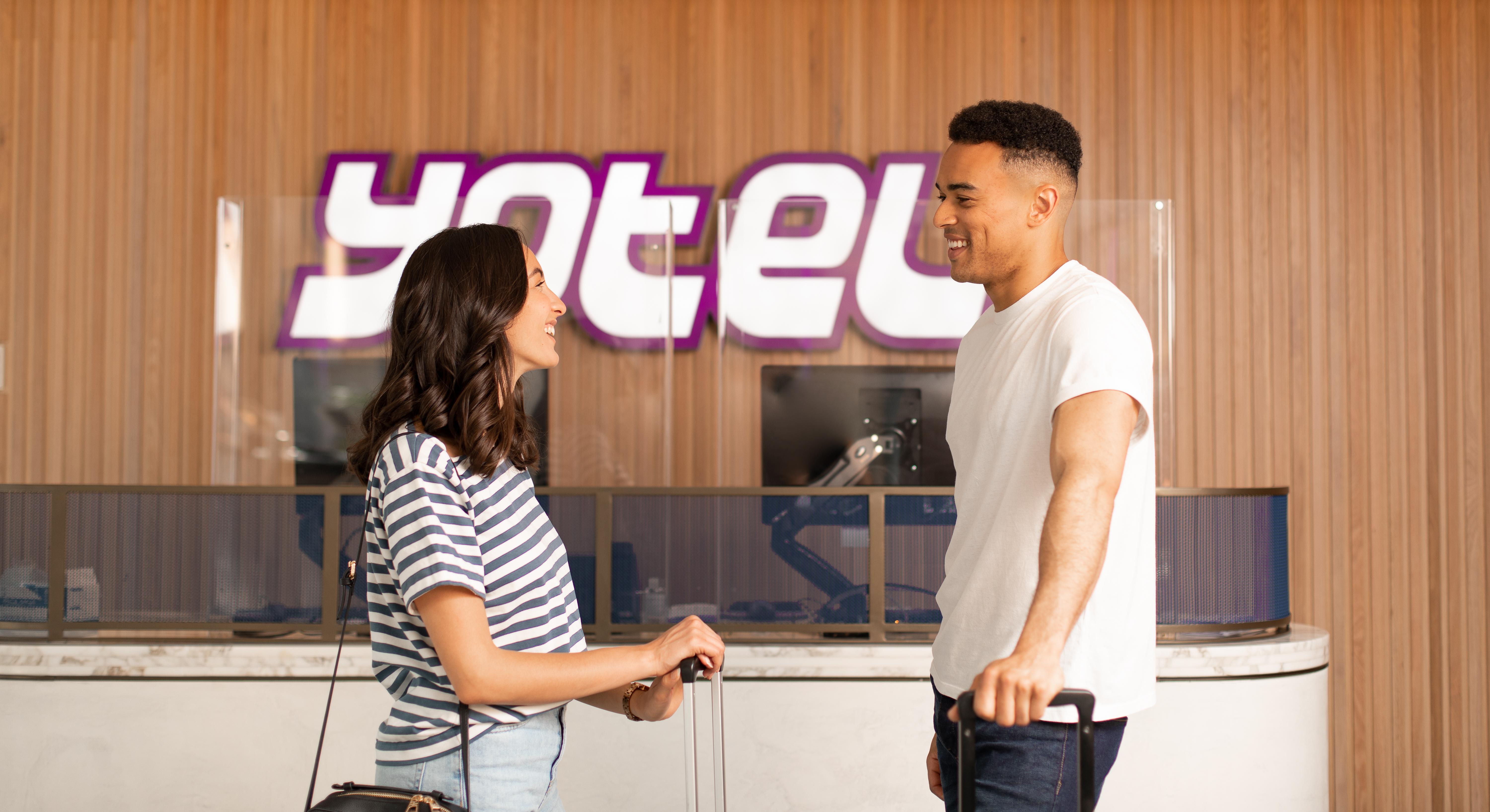 Yotel Glasgow Dış mekan fotoğraf Yotel reception