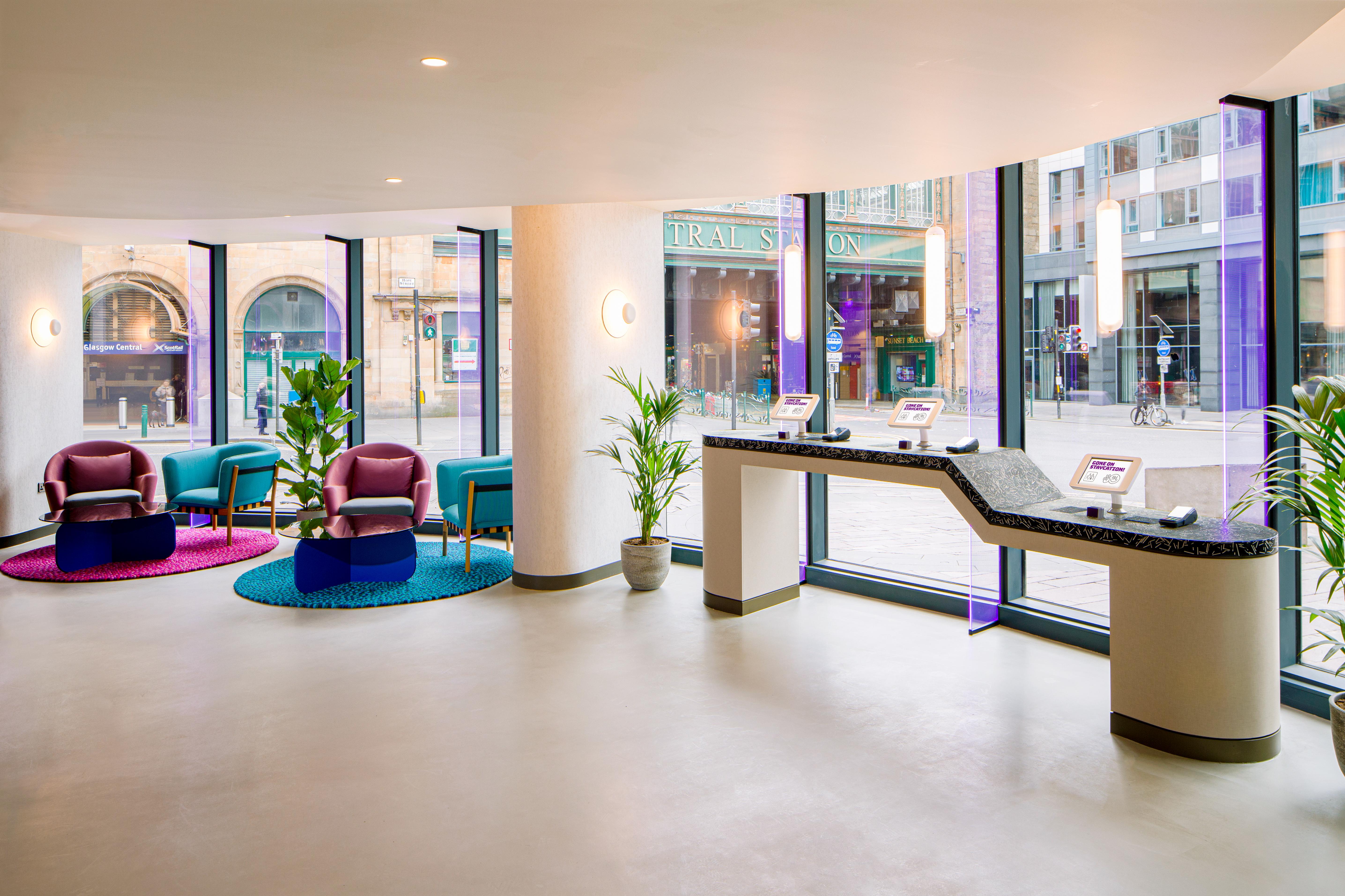 Yotel Glasgow Dış mekan fotoğraf Reception desk at Edinburgh Airport