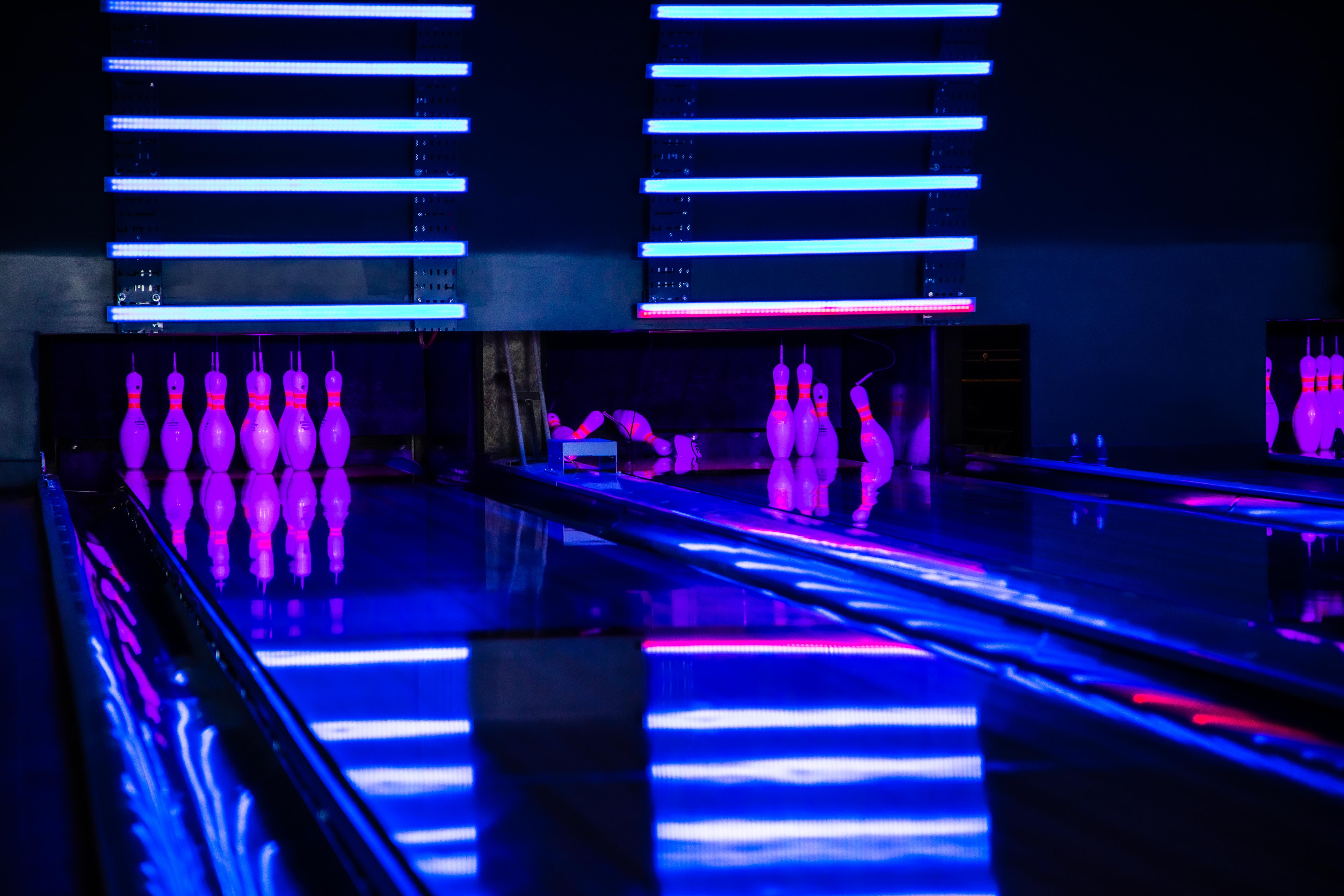 Yotel Glasgow Dış mekan fotoğraf "The bowling alley is illuminated."