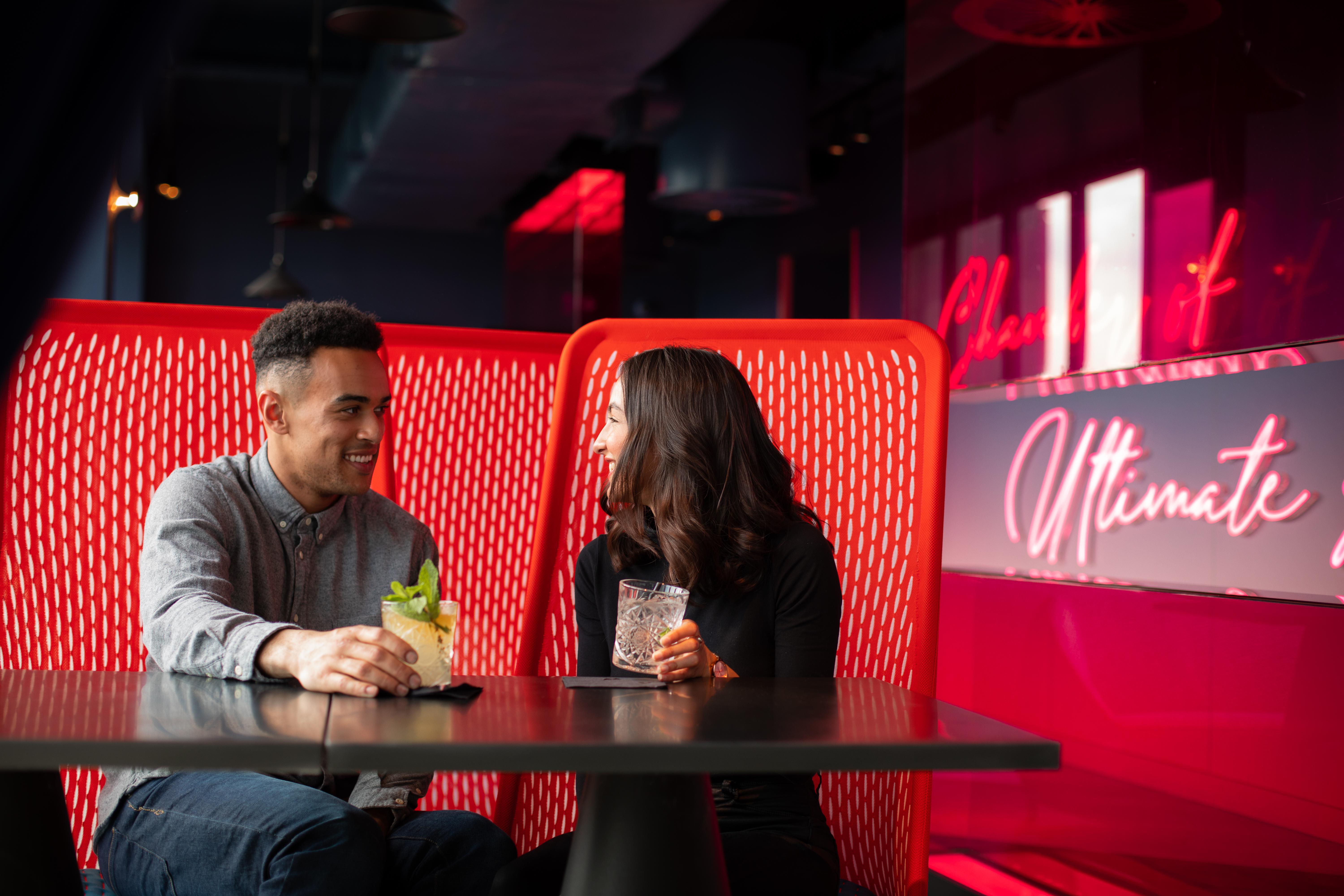 Yotel Glasgow Dış mekan fotoğraf Photo of couple sitting in booth with drinks