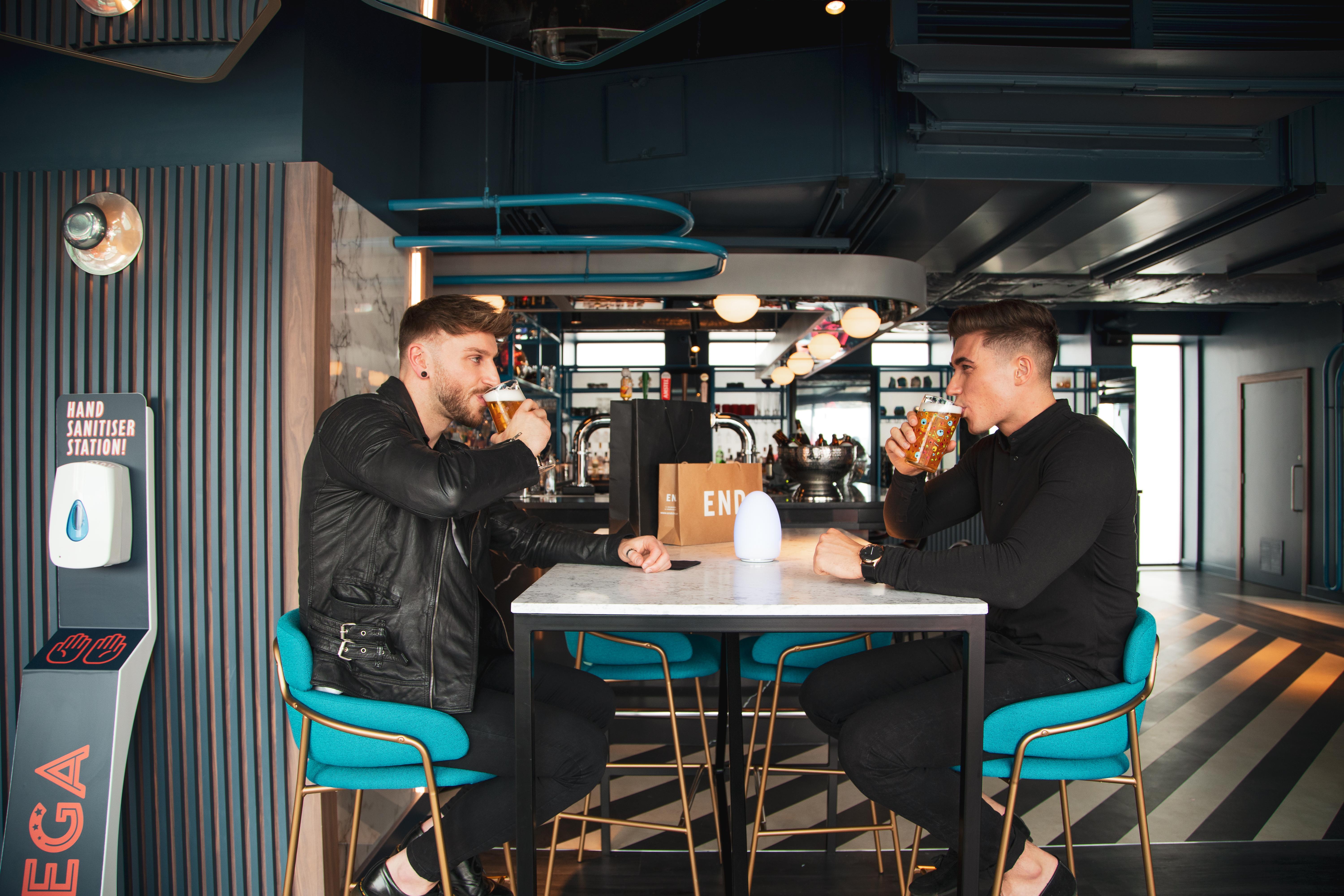 Yotel Glasgow Dış mekan fotoğraf Two men drinking at a bar